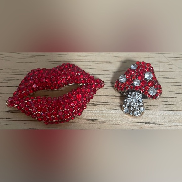 12 various pins; garden, sun, moon, lightening, cloud, lips, mushroom, aliens - Picture 3 of 5